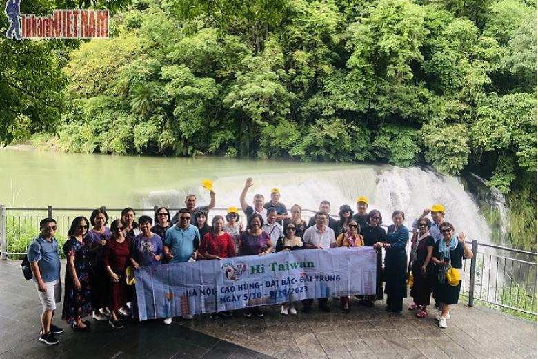 Khách chụp ảnh lưu niệm