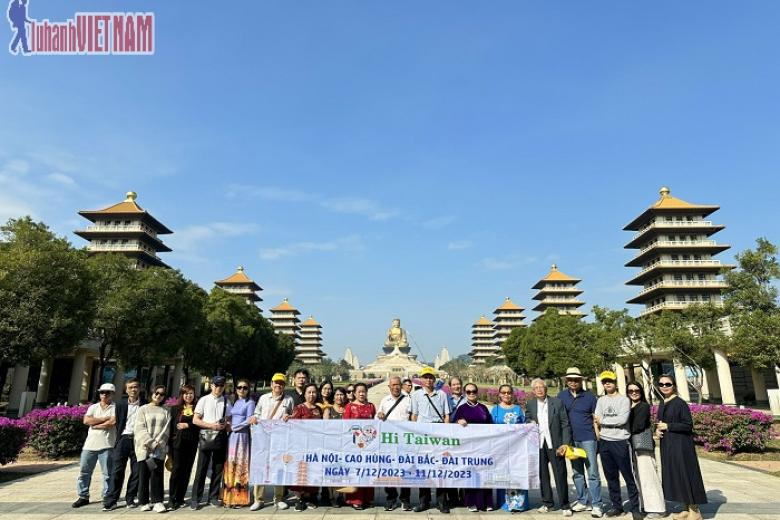 Khách chụp ảnh lưu niệm