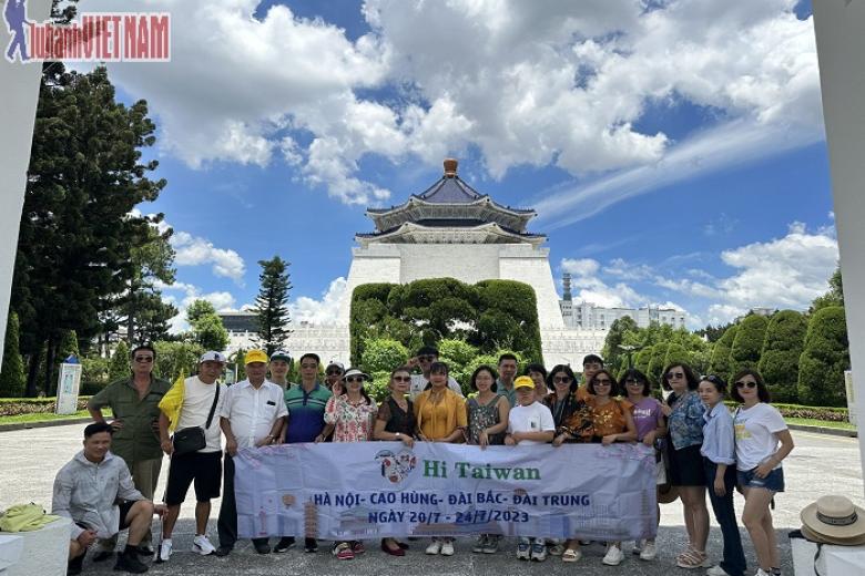 Khách chụp ảnh lưu niệm