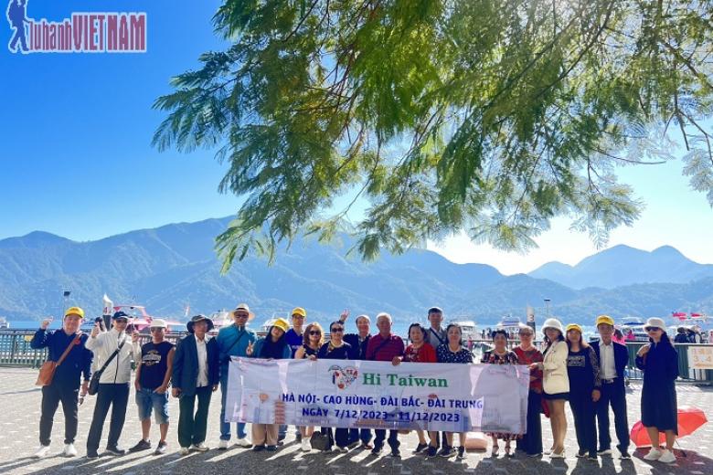 Khách chụp ảnh lưu niệm