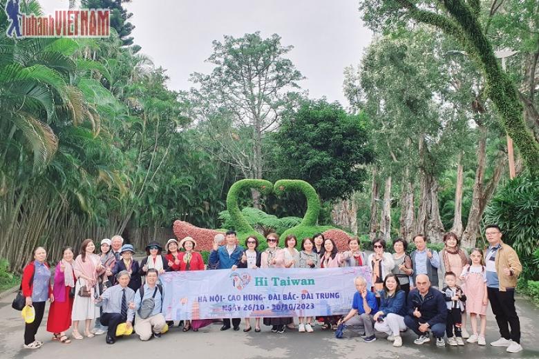 Khách chụp ảnh lưu niệm