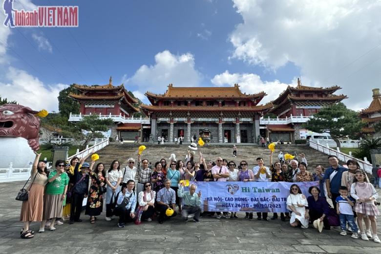 Khách chụp ảnh lưu niệm