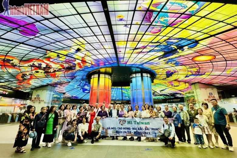 Khách chụp ảnh lưu niệm