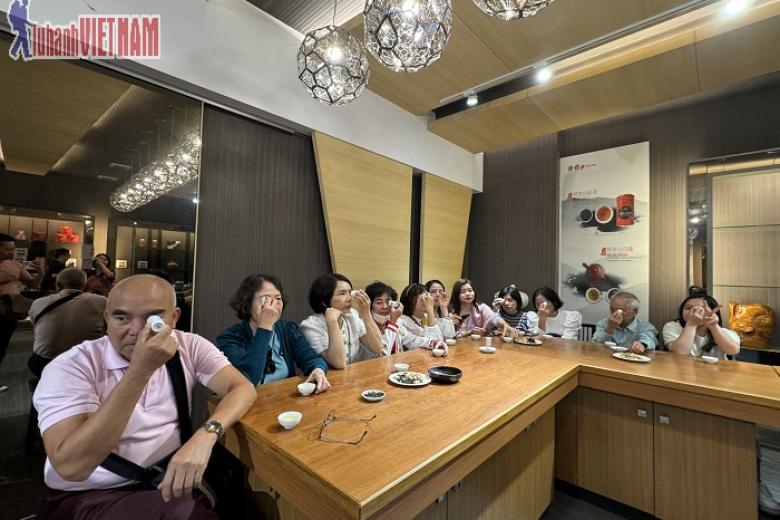 Khách chụp ảnh lưu niệm