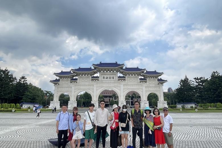 Khách chụp ảnh lưu niệm