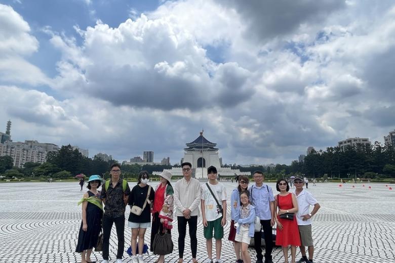 Khách chụp ảnh lưu niệm