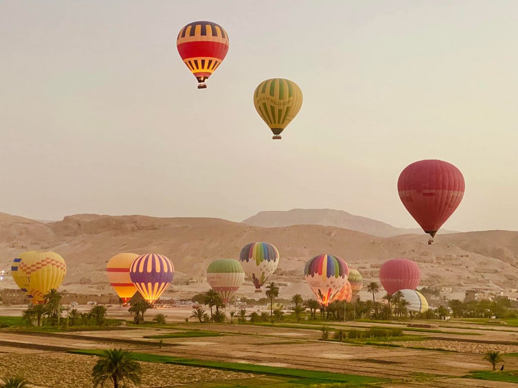 Trải nghiệm bay khinh khí cầu ngắm bình minh Luxor