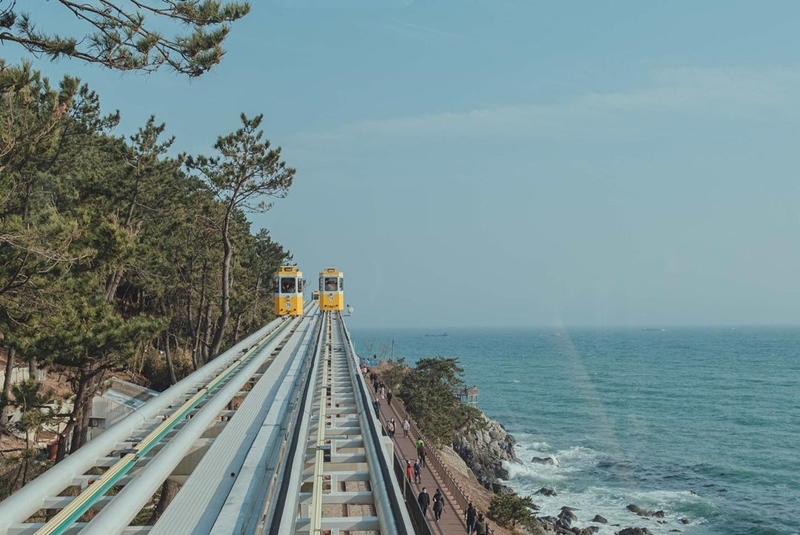 Trải nghiệm tàu điện ven biển thơ mộng tại Haeundae