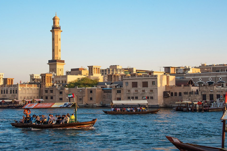 Đi thuyền gỗ ở Dubai