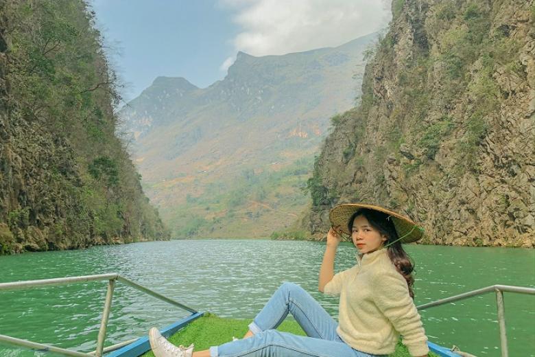 Du thuyền trên Sông Nho Quế