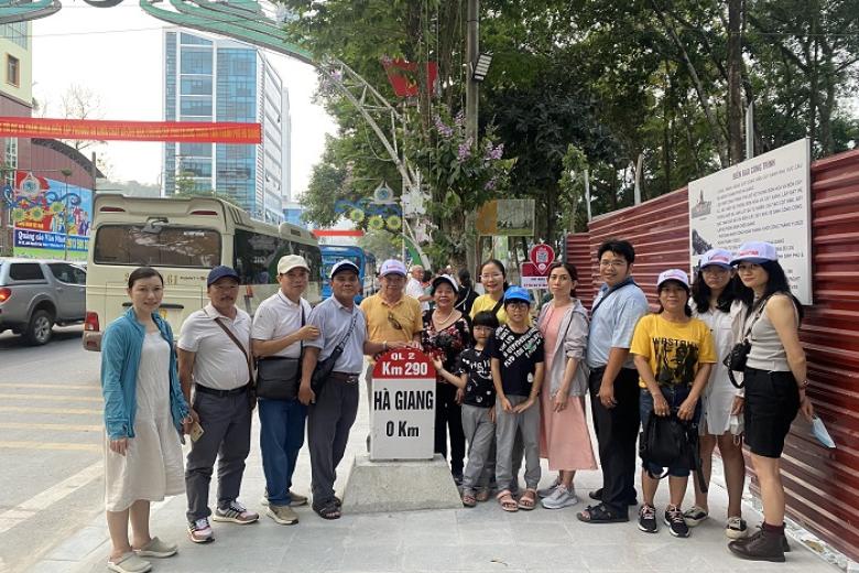 Khách chụp ảnh lưu niệm