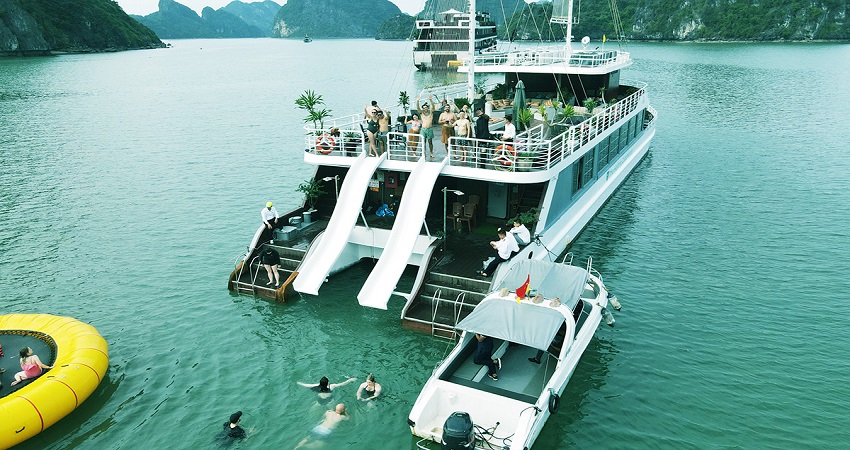 Khám phá vịnh Lan Hạ bằng thuyền buồn Catamaran