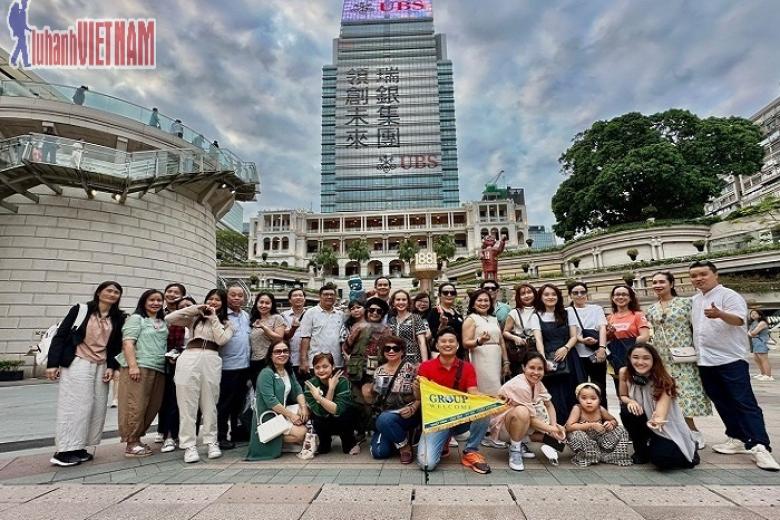 Khách chụp ảnh lưu niệm