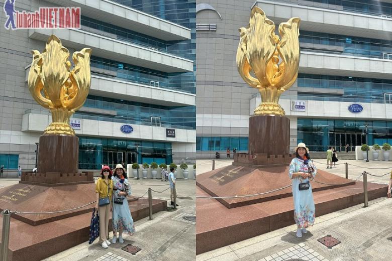 Khách chụp ảnh lưu niệm