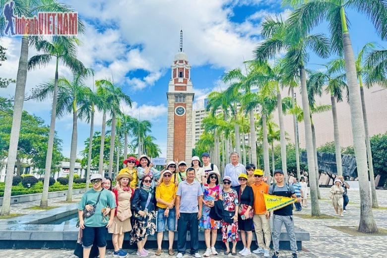 Khách chụp ảnh lưu niệm