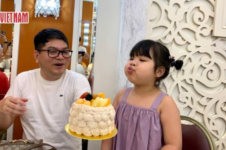 Khách chụp ảnh lưu niệm