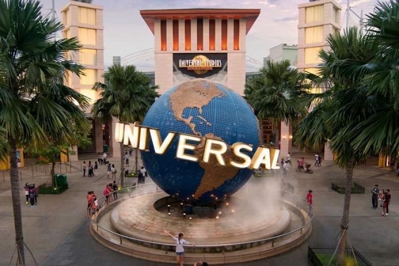 Chụp hình với quả địa cầu Universal Studios