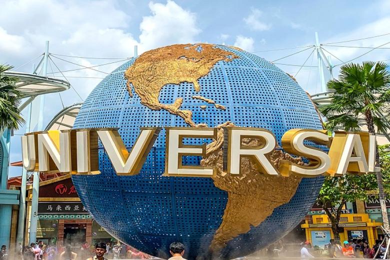 Chụp hình với quả địa cầu Universal Studios