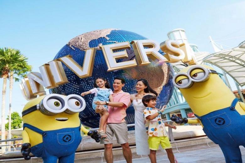 Chụp hình với quả địa cầu Universal Studios