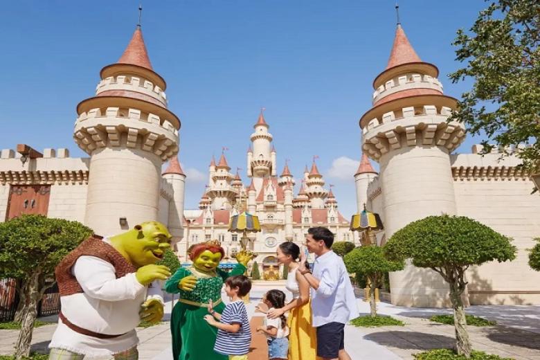 Chụp hình với quả địa cầu Universal Studios