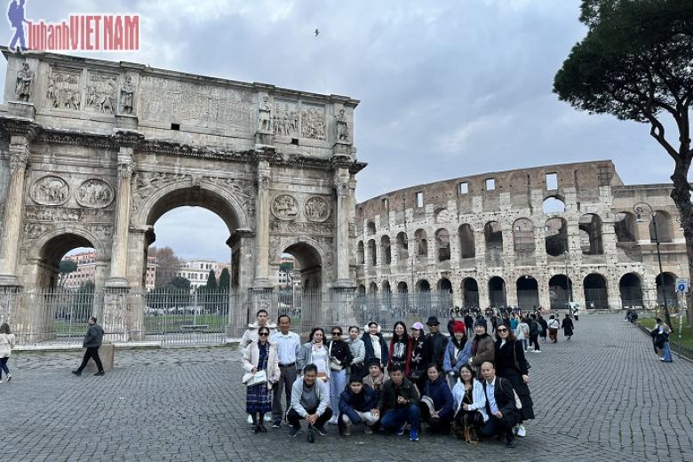 Khách chụp ảnh lưu niệm