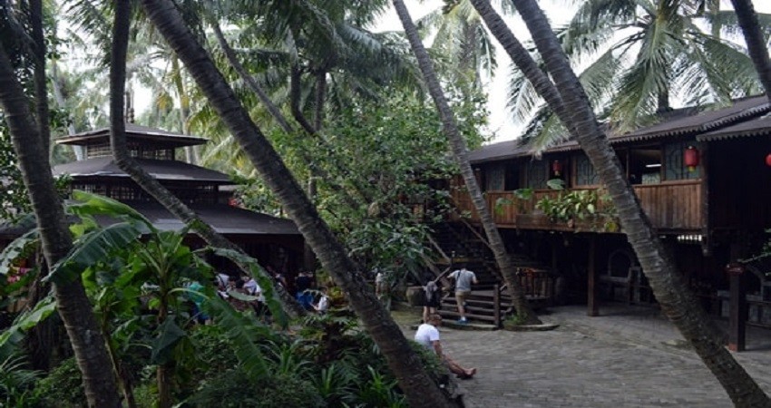 Các ngôi nhà trong làng thường làm dưới những thân dừa rất đặc trưng