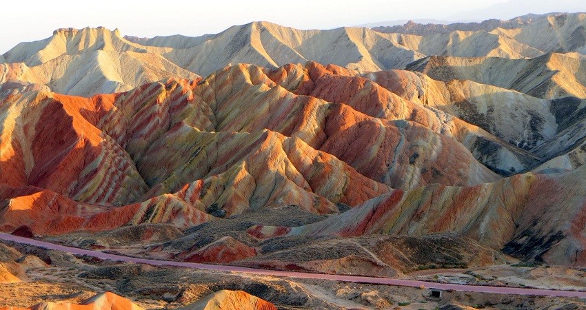 Núi non trùng điệp với sắc màu rực rỡ