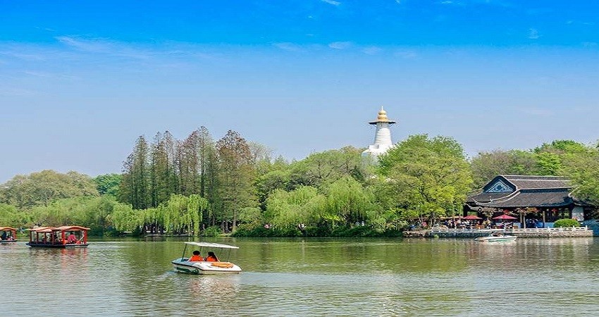 Du thuyền trên Hồ Tây Gầy