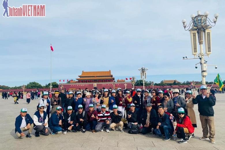 Khách chụp ảnh lưu niệm