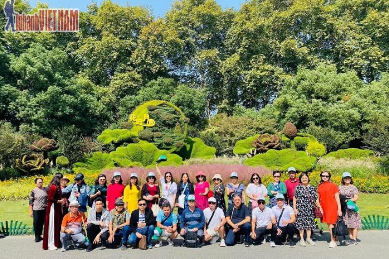 Khách chụp ảnh lưu niệm