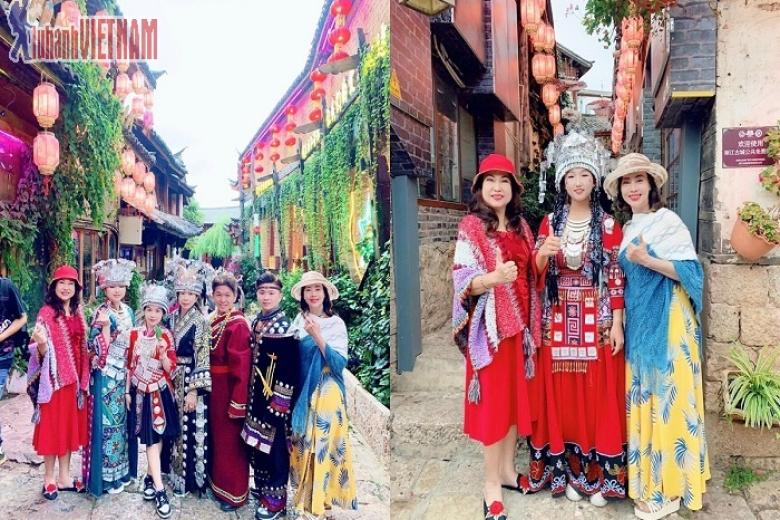 Khách chụp ảnh lưu niệm