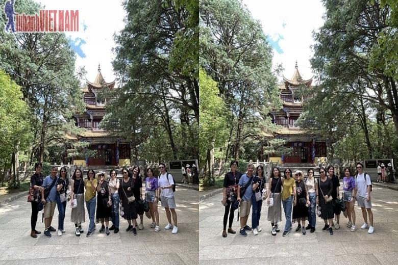 Khách chụp ảnh lưu niệm