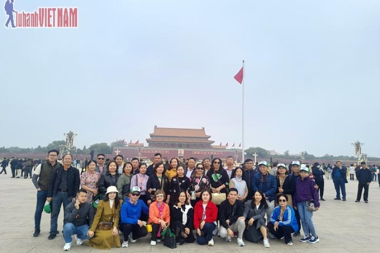 Khách chụp ảnh lưu niệm