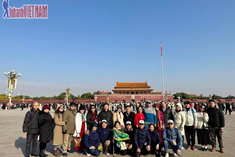 Khách chụp ảnh lưu niệm