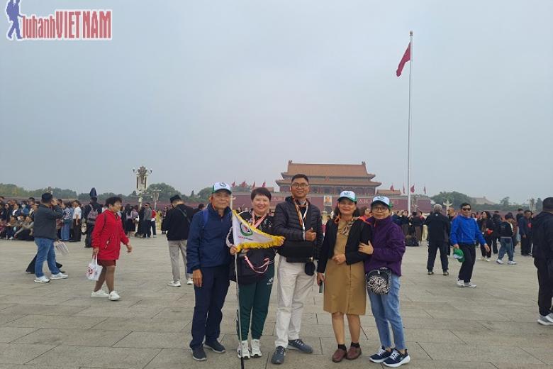 Khách chụp ảnh lưu niệm