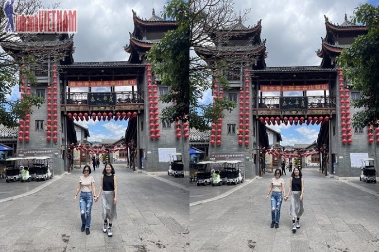 Khách chụp ảnh lưu niệm