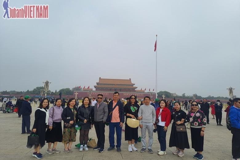 Khách chụp ảnh lưu niệm