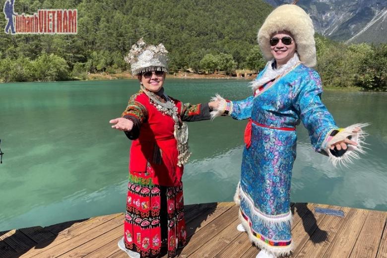 Khách chụp ảnh lưu niệm