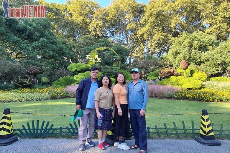 Khách chụp ảnh lưu niệm
