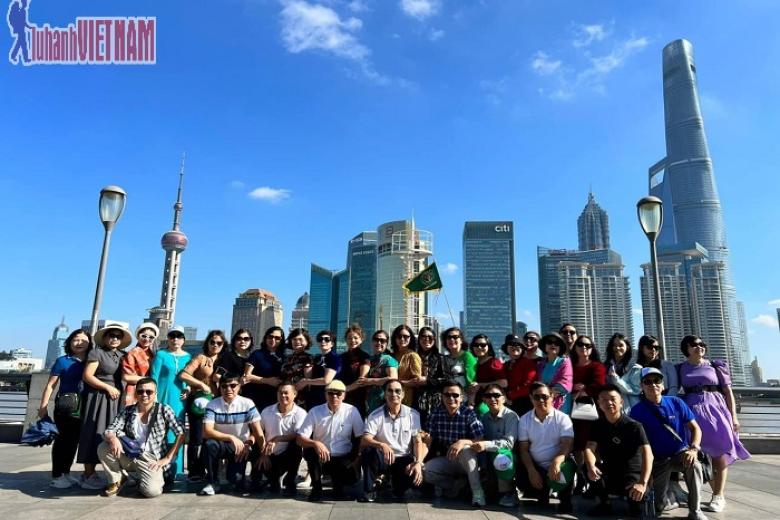 Khách chụp ảnh lưu niệm