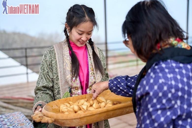 Khách chụp ảnh lưu niệm