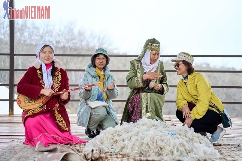 Khách chụp ảnh lưu niệm
