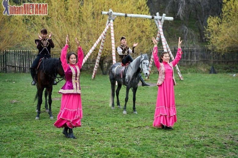 Khách chụp ảnh lưu niệm