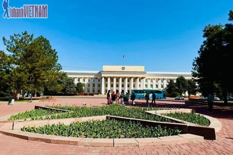 Khách chụp ảnh lưu niệm
