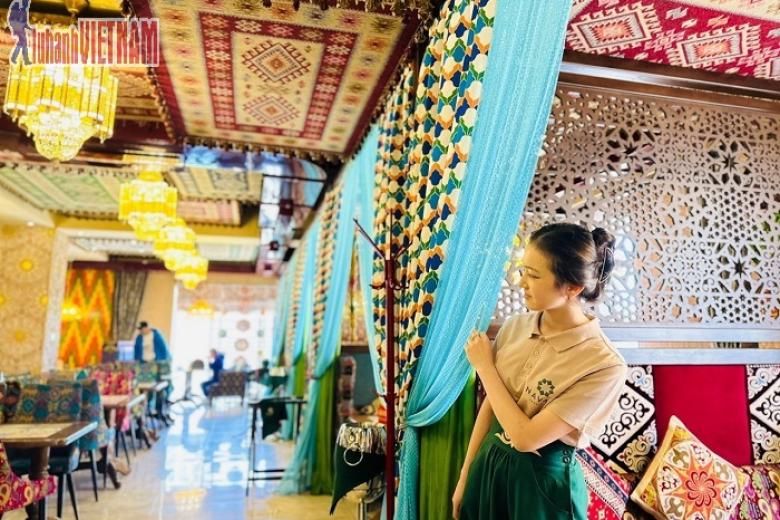 Khách chụp ảnh lưu niệm