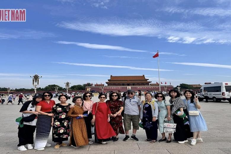 Khách chụp ảnh lưu niệm