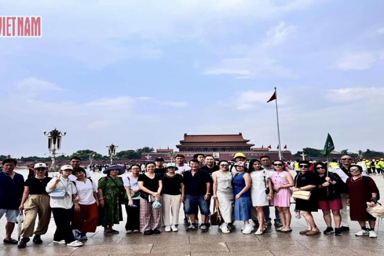 Khách chụp ảnh lưu niệm