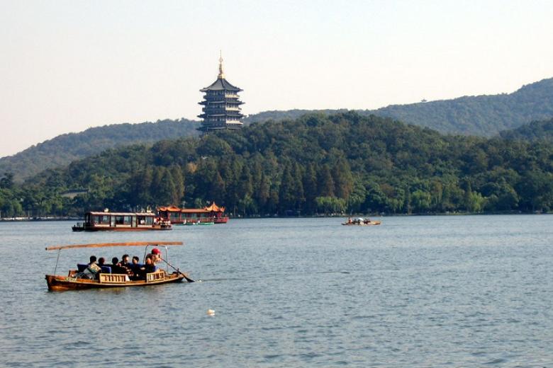 Ngồi thuyền thưởng ngoạn Tây Hồ