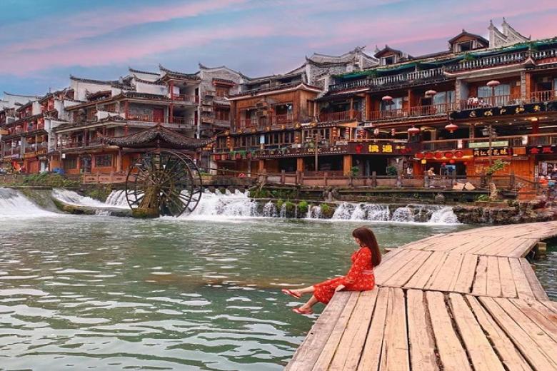 Phượng Hoàng Cổ Trấn