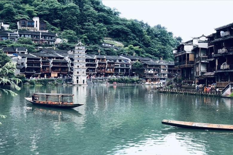 Phượng Hoàng Cổ Trấn